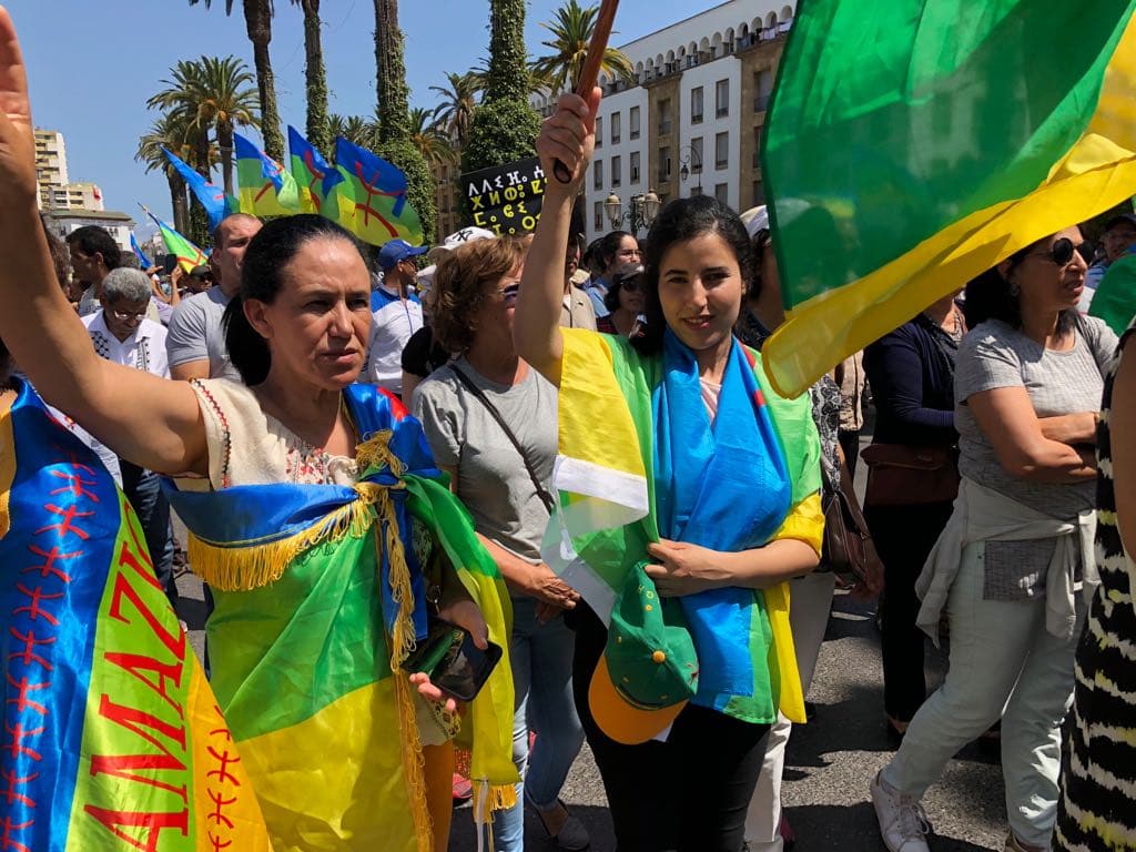 Marcha con banderas amazigh