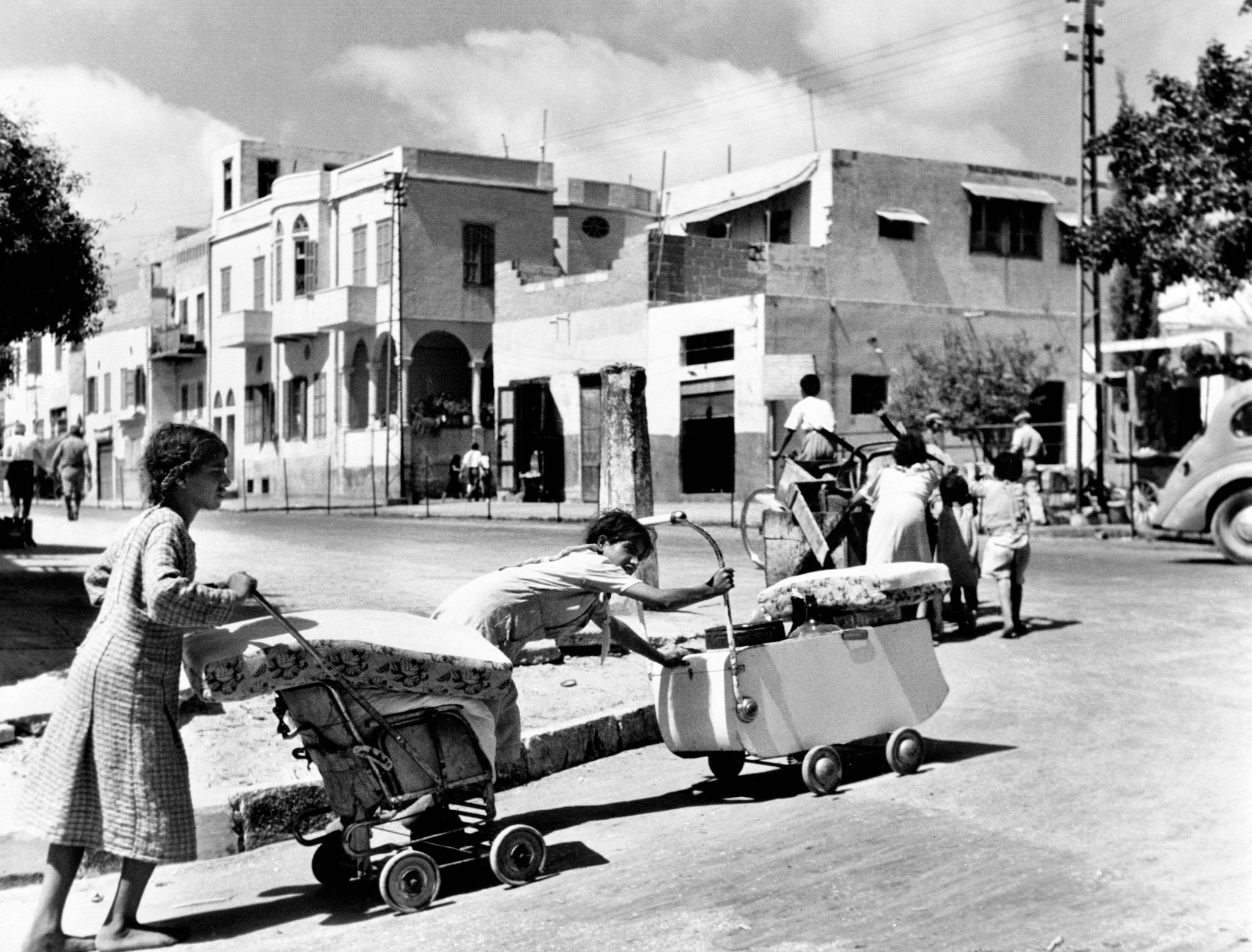 Palestinas trasladando sus pertenencias de Jaffa