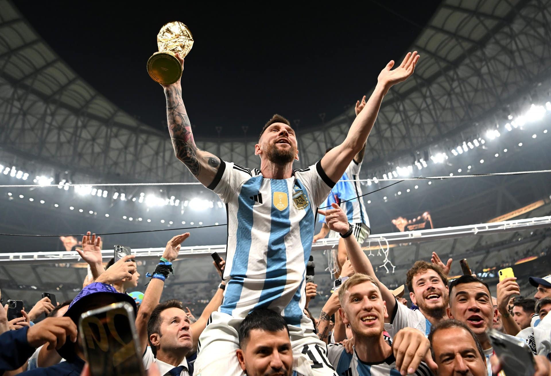 Messi sosteniendo la copa mundial de Qatar 2022