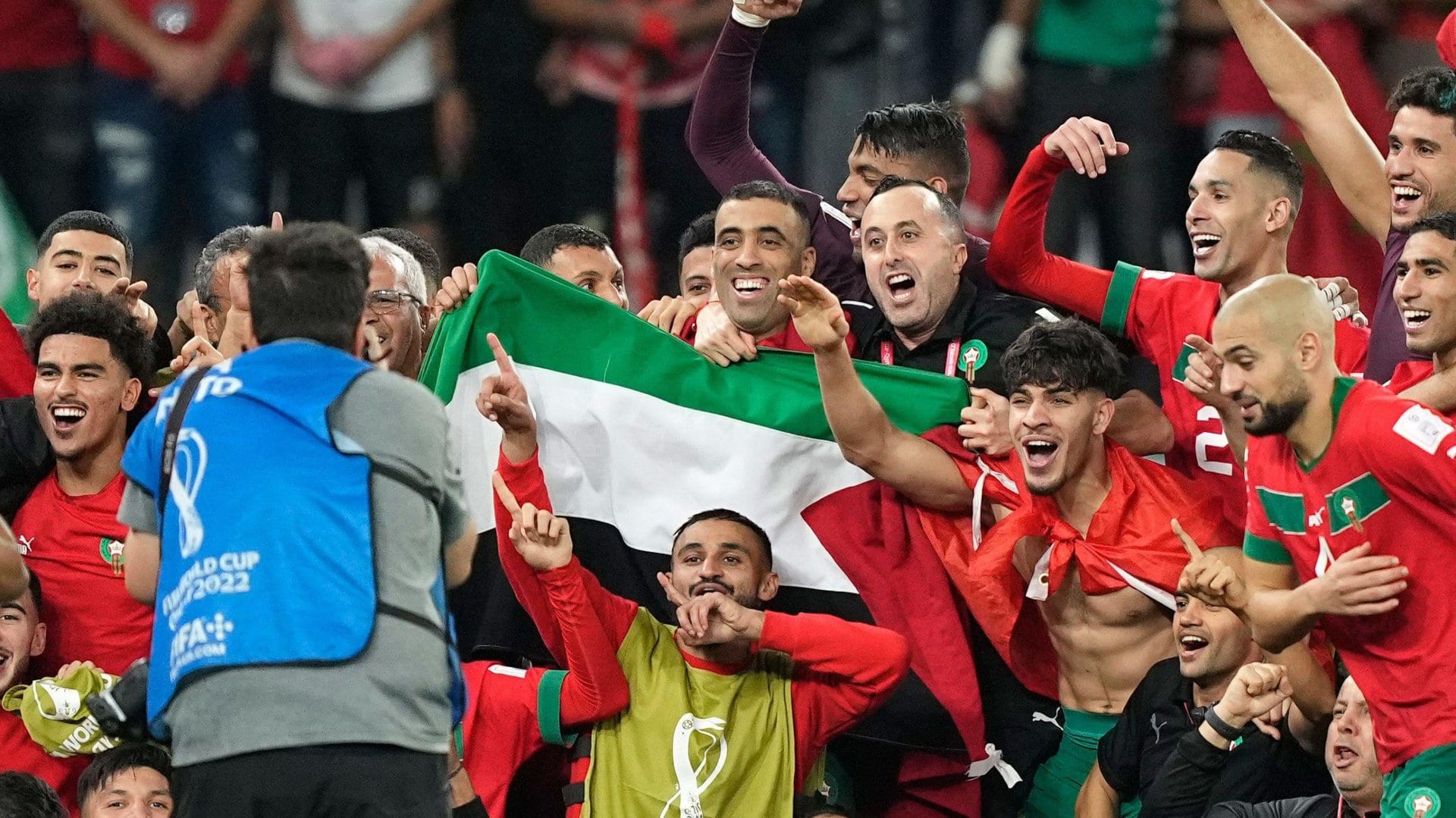 Selección de Marruecos celebrando con la bandera palestina