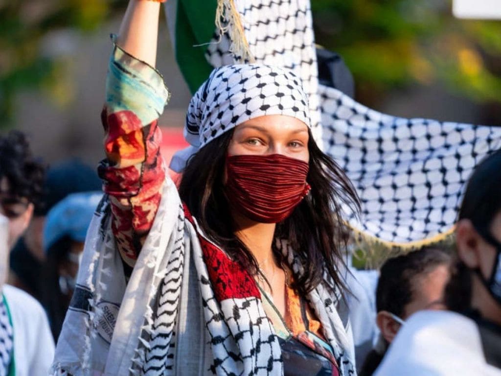 Bella Hadid en una marcha por palestina usando la kuifya