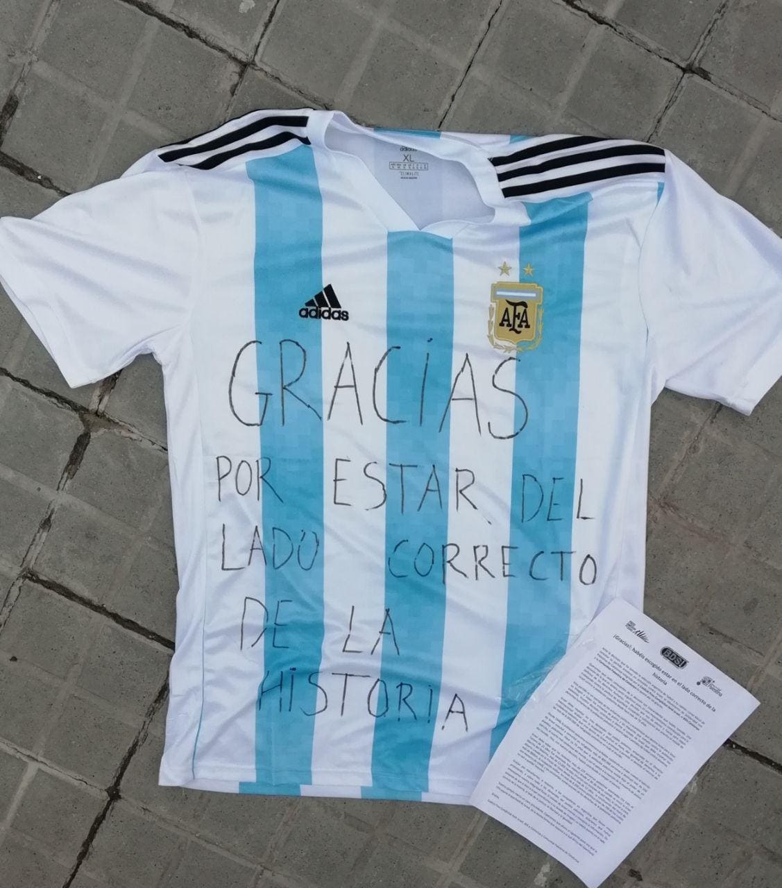 Camiseta de la selección argentina con mensaje de agradecimiento del movimiento BDS por la suspensión del amistoso (2018)